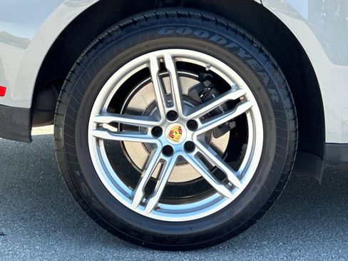 Used 2025 Porsche Macan AWD/4WD image 41