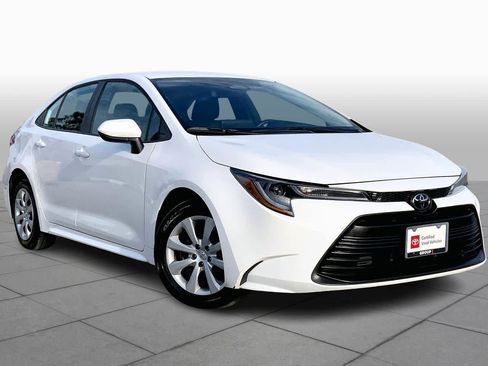 Used 2025 Toyota Corolla LE image 2