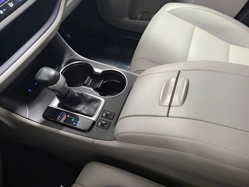 Used 2019 Toyota Highlander XLE AWD/4WD image 35