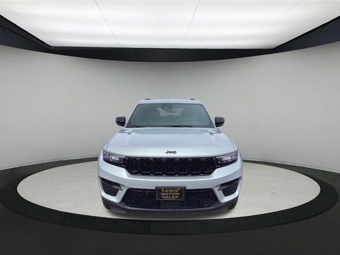 Used 2024 Jeep Grand Cherokee Altitude image 3