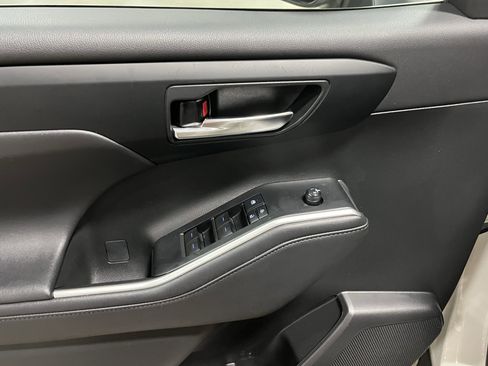 Used 2021 Toyota Highlander XLE image 18