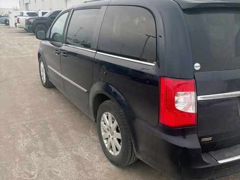 Used 2016 Chrysler Town & Country Touring image 4