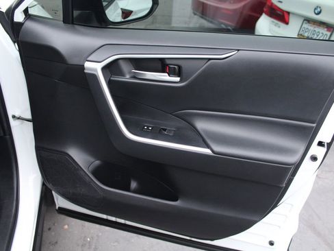 Used 2020 Toyota RAV4 XLE Premium image 21