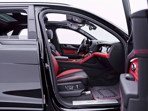 Used 2023 Bentley Bentayga AWD/4WD image 28