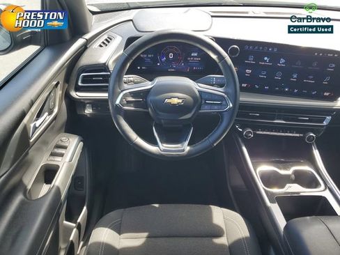 Used 2025 Chevrolet Traverse LT FWD image 16