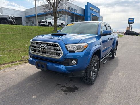 Used 2017 Toyota Tacoma TRD Sport w/ Tow Package (A/T) AWD/4WD image 7