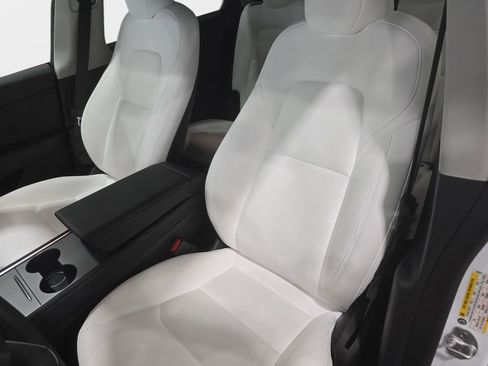 Used 2023 Tesla Model Y Performance image 14