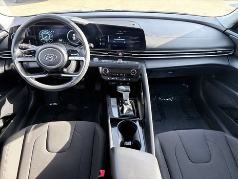 Used 2023 Hyundai Elantra SEL w/ Convenience Package FWD image 8