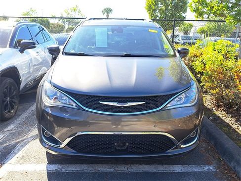 Used 2019 Chrysler Pacifica Touring-L Plus w/ Advanced Safetytec Group image 2