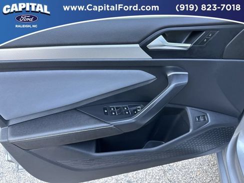 Used 2025 Volkswagen Jetta SE FWD image 20