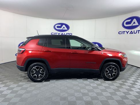 Used 2025 Jeep Compass Trailhawk AWD/4WD image 2