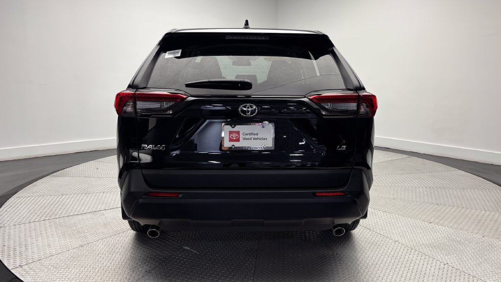 Certified 2025 Toyota RAV4 LE FWD image 31