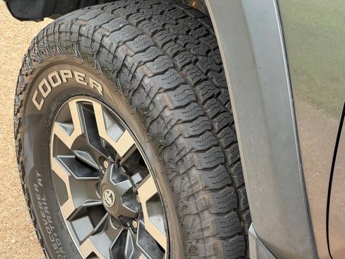 Used 2019 Toyota Tacoma TRD Off-Road w/ TRD Premium Off Road Package AWD/4WD image 30