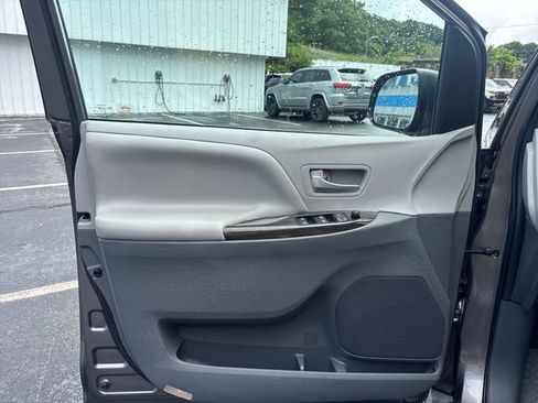 Used 2020 Toyota Sienna XLE FWD image 13