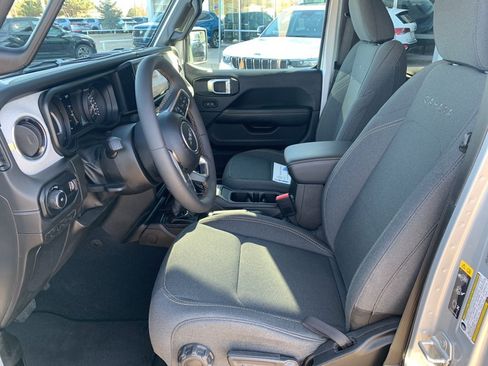 Used 2024 Jeep Wrangler Sahara image 11