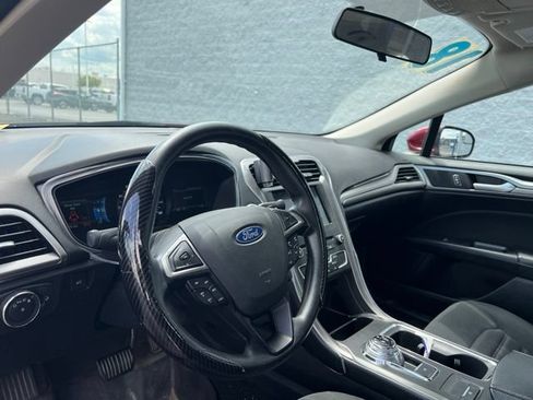 Used 2018 Ford Fusion SE w/ Fusion SE Technology Package FWD image 12