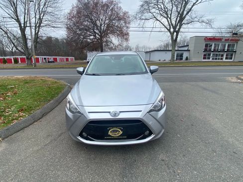 Used 2019 Toyota Yaris LE image 8
