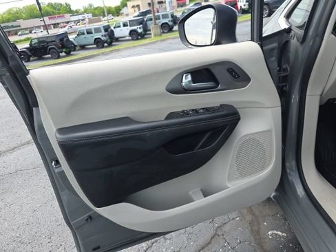 Used 2023 Chrysler Pacifica Touring-L FWD image 11
