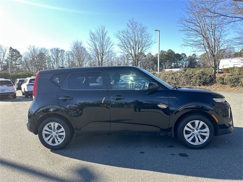 Used 2022 Kia Soul LX image 6