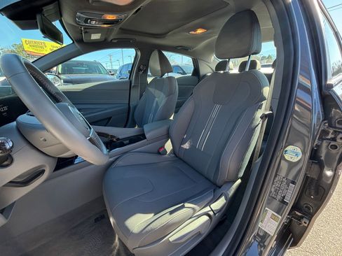 Used 2025 Hyundai Elantra SEL image 38
