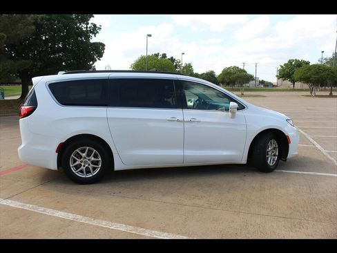 Used 2022 Chrysler Pacifica Touring-L image 5