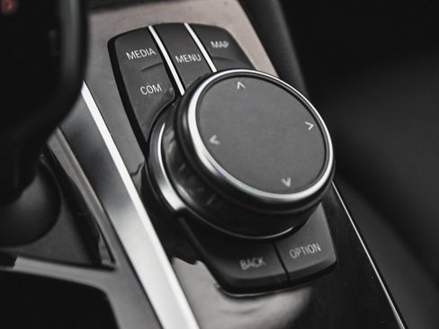 Used 2023 BMW 530e xDrive w/ Premium Package image 33