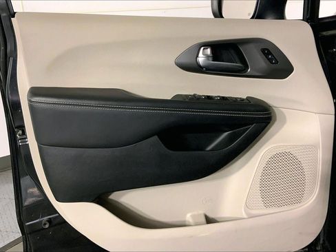 Used 2023 Chrysler Pacifica Touring-L FWD image 25