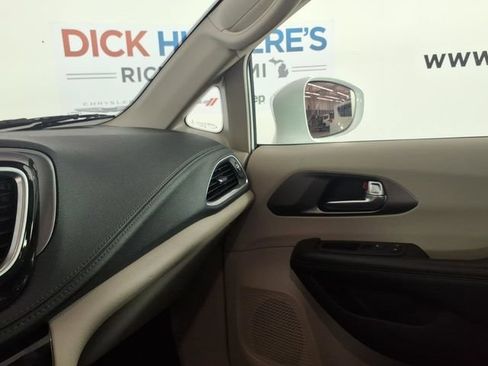 Used 2019 Chrysler Pacifica Limited w/ Tire & Wheel Group FWD image 20