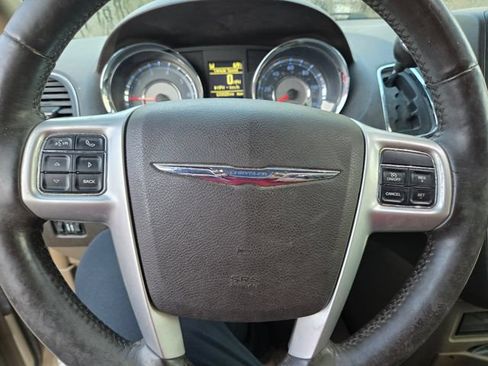 Used 2016 Chrysler Town & Country Touring w/ Driver Convenience Group FWD image 18