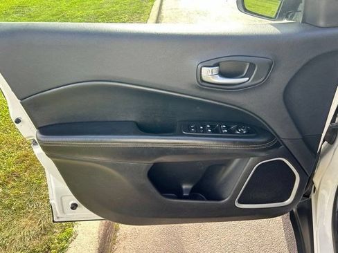 Used 2018 Jeep Compass Limited AWD/4WD image 9
