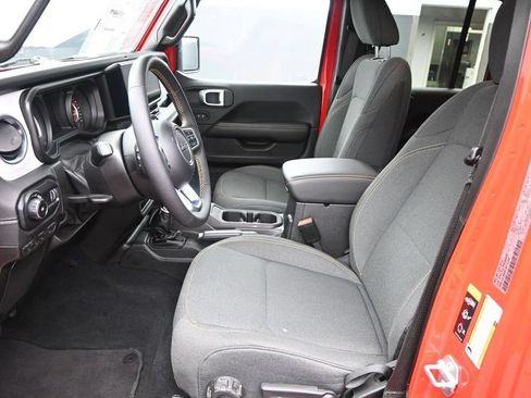 Used 2024 Jeep Wrangler Unlimited Sahara w/ Technology Group AWD/4WD image 10