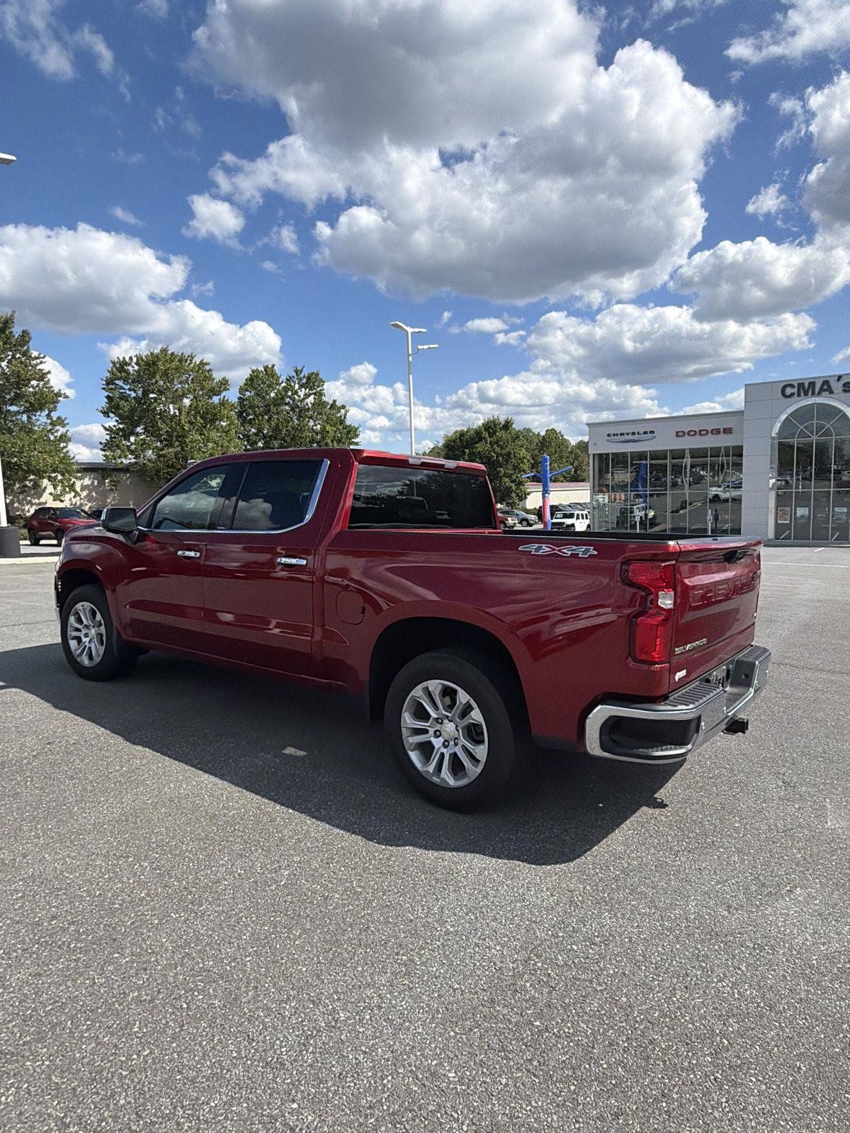 Used 2023 Chevrolet Silverado 1500 LTZ AWD/4WD image 3