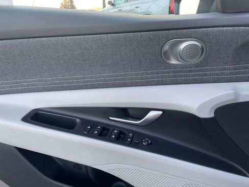 Used 2025 Hyundai Elantra Limited image 18