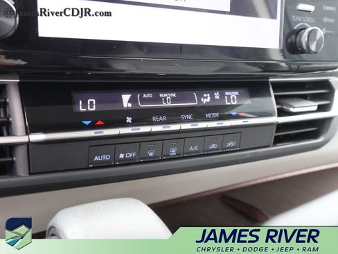 Used 2024 Toyota Sienna LE FWD image 34