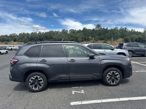 Used 2025 Subaru Forester Premium AWD/4WD image 4
