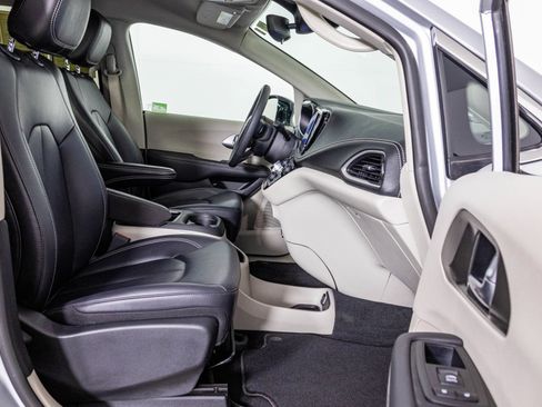 Used 2024 Chrysler Pacifica Limited FWD image 46