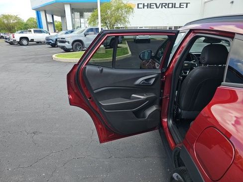 Used 2024 Chevrolet Trax LT w/ LT Convenience Package image 24
