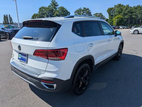 Used 2023 Volkswagen Taos SE w/ Panoramic Sunroof Package FWD image 6