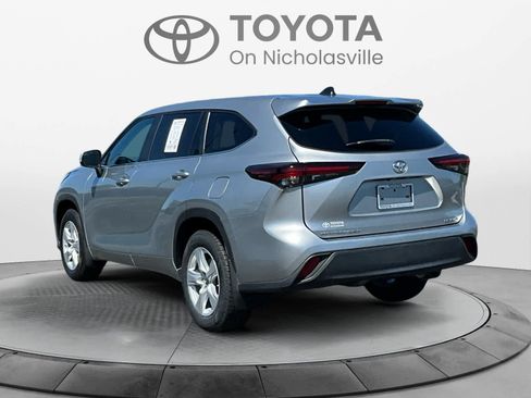 Used 2024 Toyota Highlander LE AWD/4WD image 3