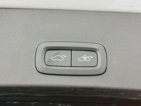 Used 2024 Volvo XC40 B5 Plus image 32