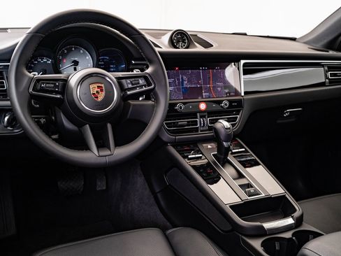 Certified 2024 Porsche Macan S image 4