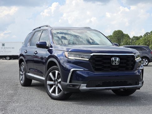 Certified 2025 Honda Pilot Touring image 2