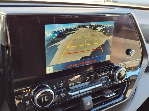 Used 2023 Toyota Highlander Limited image 11