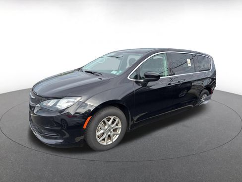 Used 2024 Chrysler Voyager LX FWD image 6