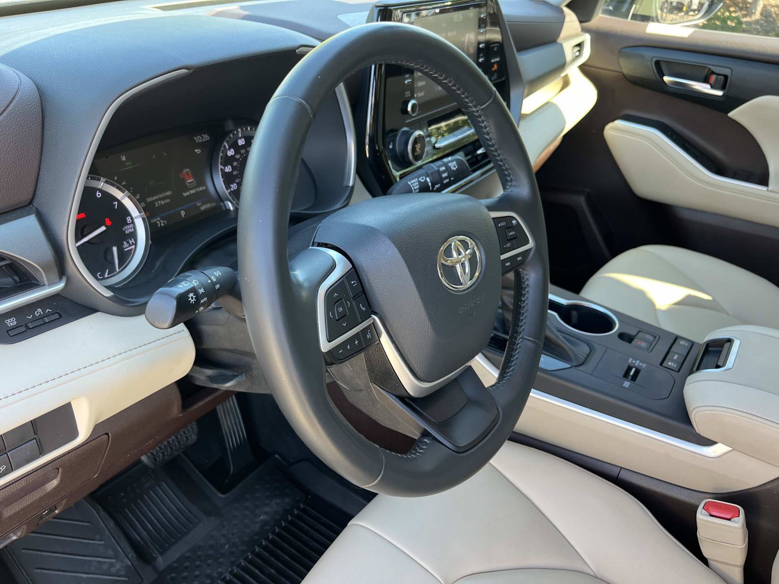 Used 2022 Toyota Highlander XLE FWD image 26