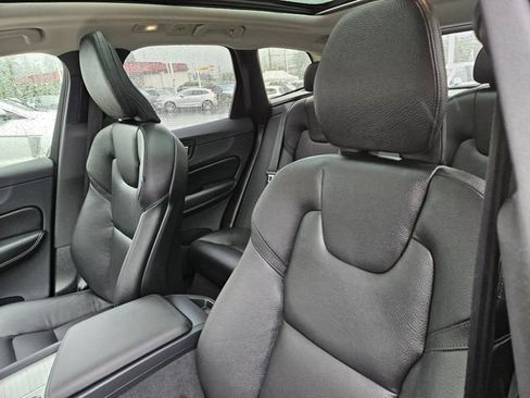 Certified 2025 Volvo XC60 B5 Plus AWD/4WD image 18