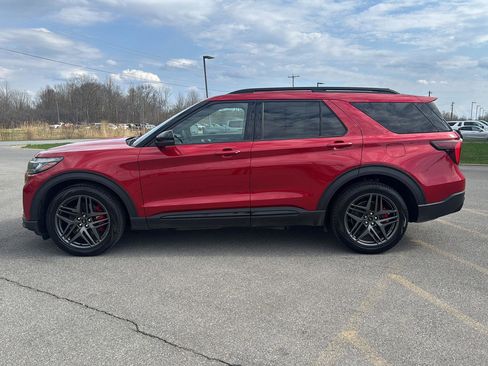 Used 2025 Ford Explorer ST AWD/4WD image 3