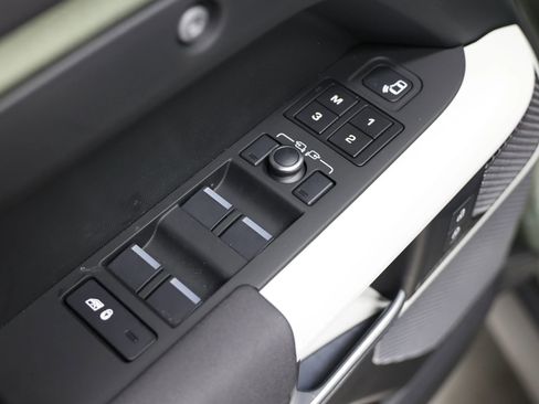 Used 2022 Land Rover Defender 110 SE image 11