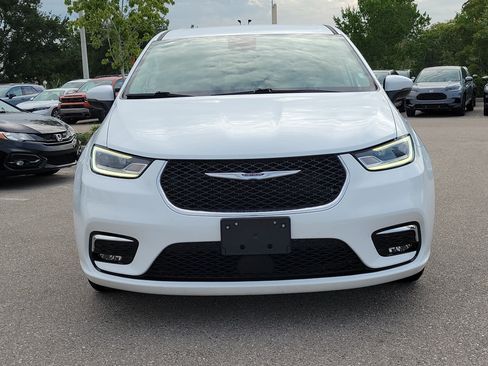 Used 2023 Chrysler Pacifica Touring-L FWD image 2
