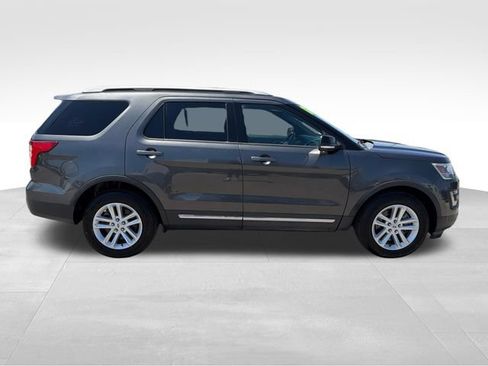 Used 2017 Ford Explorer XLT w/ Equipment Group 202A FWD image 8